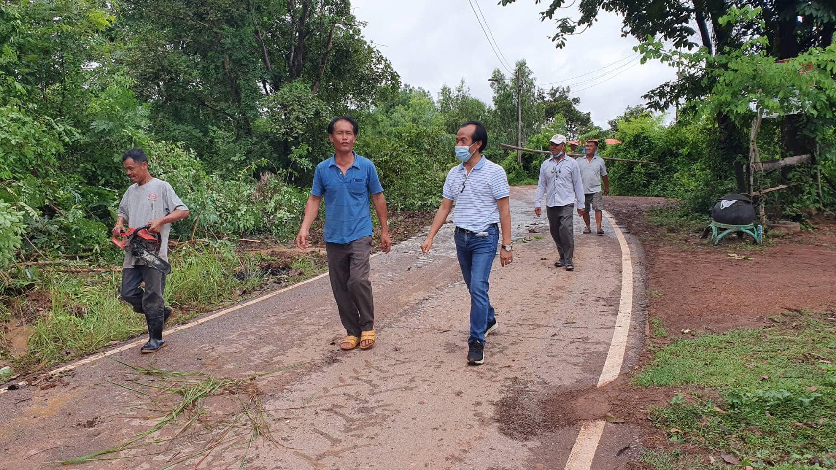 นายกเทศมนตรีตำบลวัดธาตุ มอบหมายให้ สำนักปลัดเเทศบาลตำบลวัดธาตุ ออกให้บริการตัดกิ่งไม้ออกจากแนวสายไฟฟ้าแรงสูงและต้นไม้สูง ที่บ้านหนองนาเมือง ตำบลวัดธาตุ