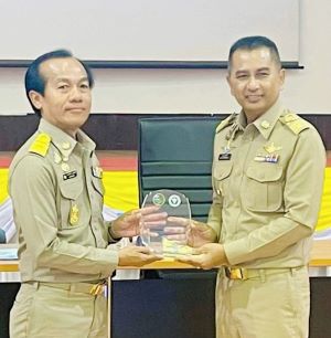รับโล่เกียรติคุณชุมชนที่เป็นมิตรกับผู้สูงอายุและผู้พิการประจำปีงบประมาณ 2566