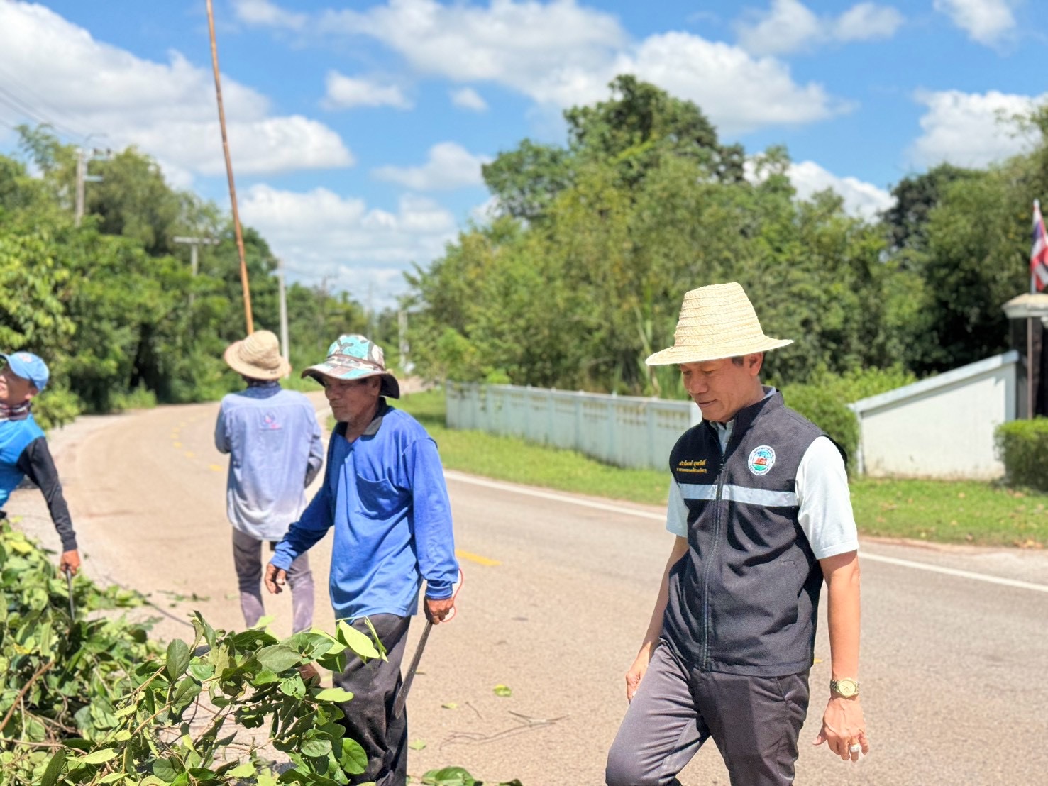 ทำความสะอาดและปรับปรุงภูมิทัศน์บริเวณไหล่ทาง เส้นทางเมืองบาง–บ้านเบิด 